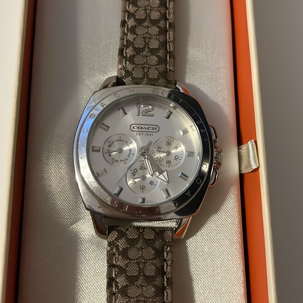 🌺 Coach Watch 🌺 - Picture 2 of 4
